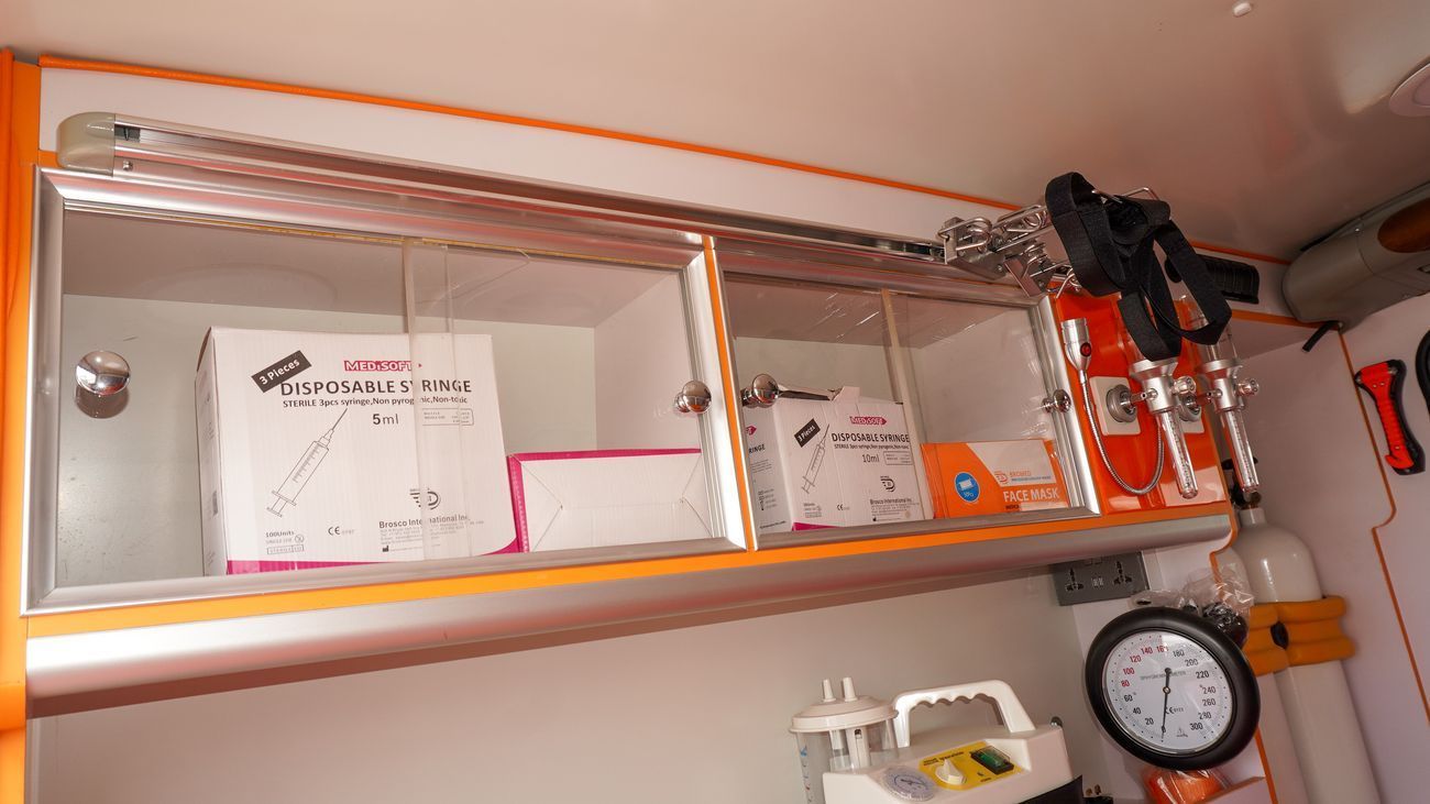 Toyota Land Cruiser 70 4.0L M/T