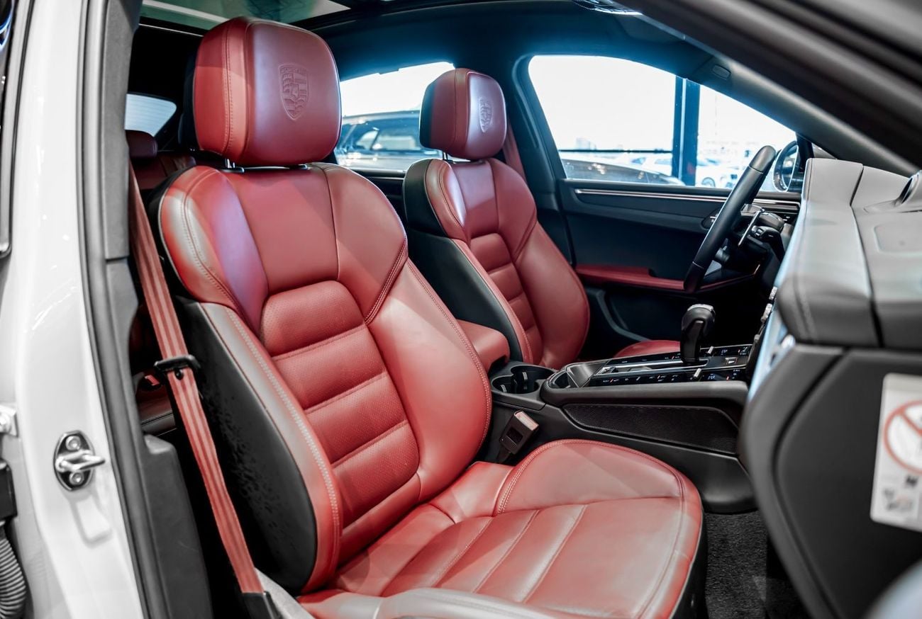 بورش ماكان Base 2.0T 2024 Porsche Macan T, 2026 Porsche Warranty, Full Service History, Low KMs, GCC