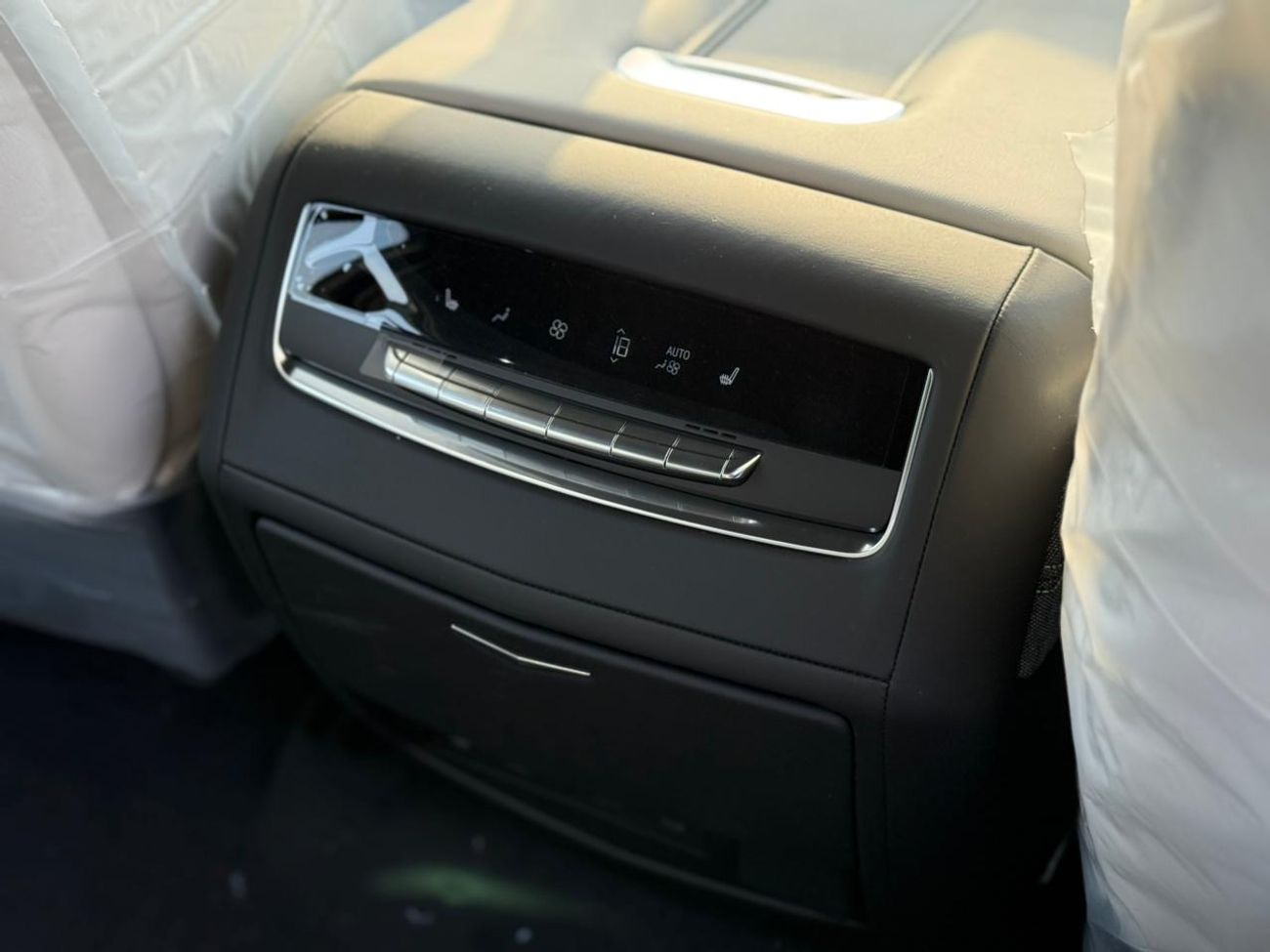 Cadillac Escalade Sport Platinum 6.2L 4WD Cadillac Escalade V8 6.2 L SUV AWD 4 Doors