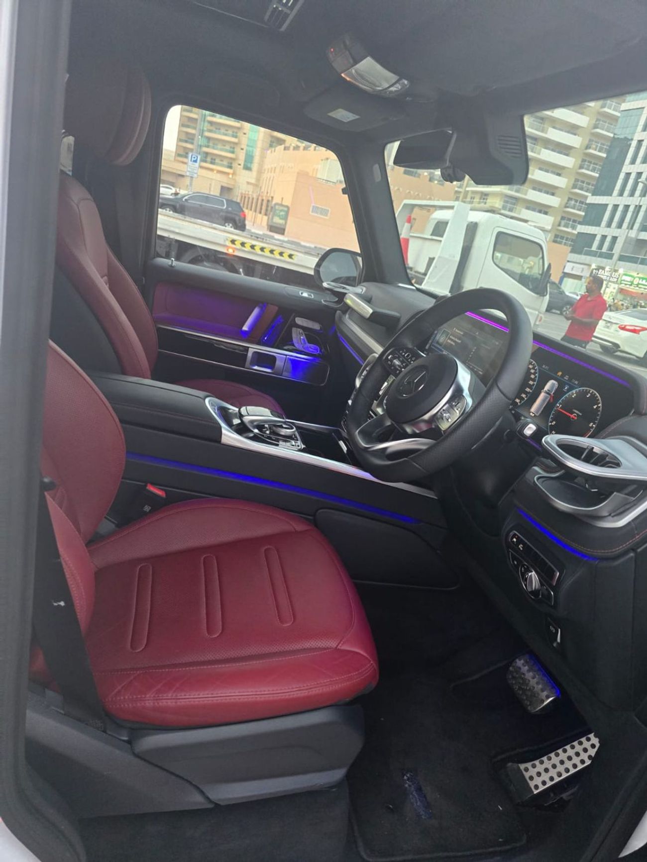 مرسيدس بنز G 400 Mercedes-Benz G400D 2024 RHD white with red interior 4000kms only RHD