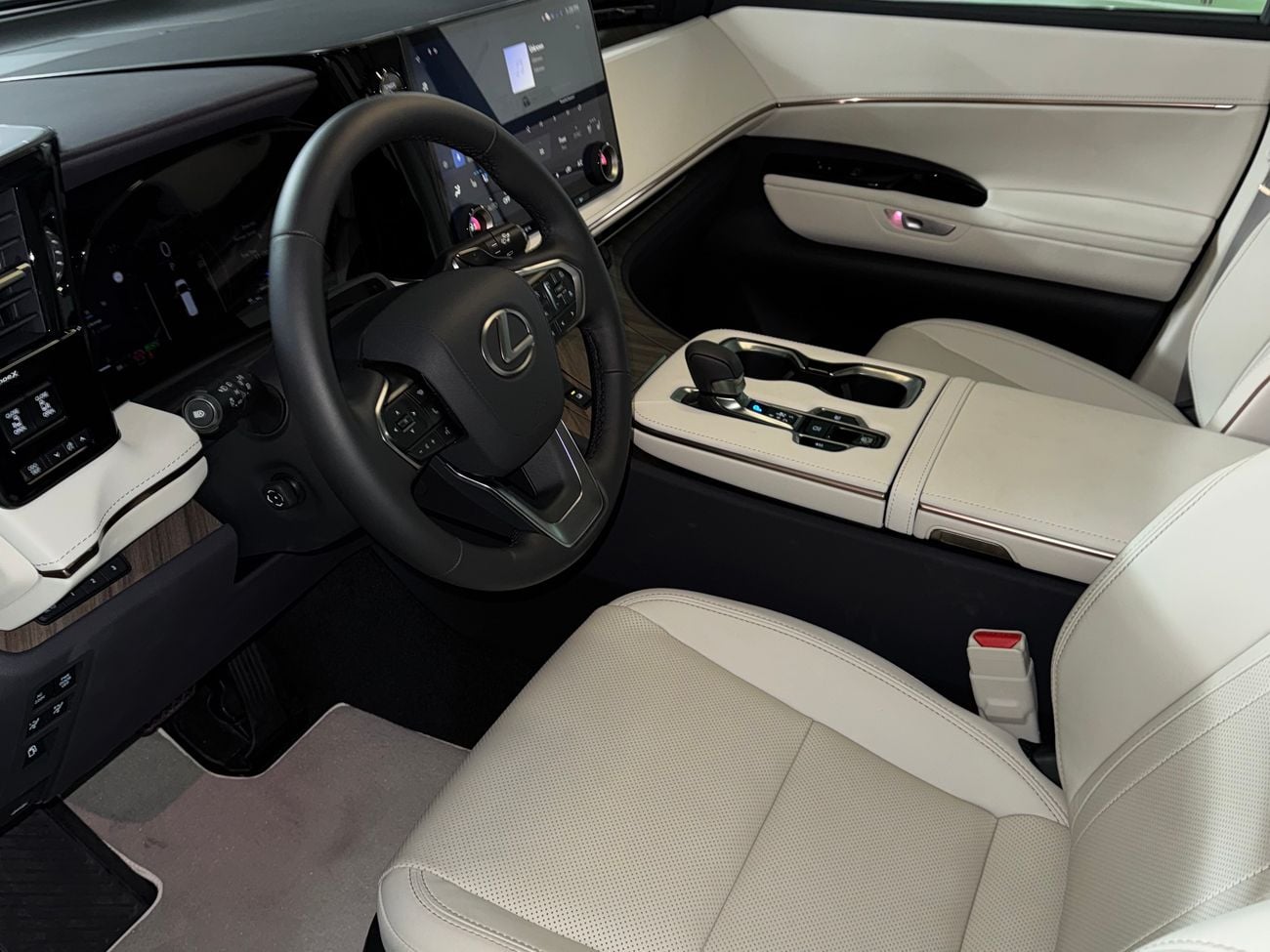 Lexus LM 350h 4 Seats (VIP Configuration)