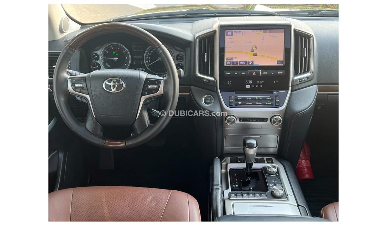 Toyota Land Cruiser TOYOTA LAND CRUIZER 2017 GCC VXR 5.7 TOP OF RANGE ORIGINAL PAINT FULL SERVICE HISTORY