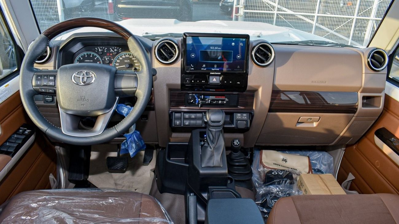 تويوتا لاند كروزر بيك آب 4.0L V6 Double Cabin A/T