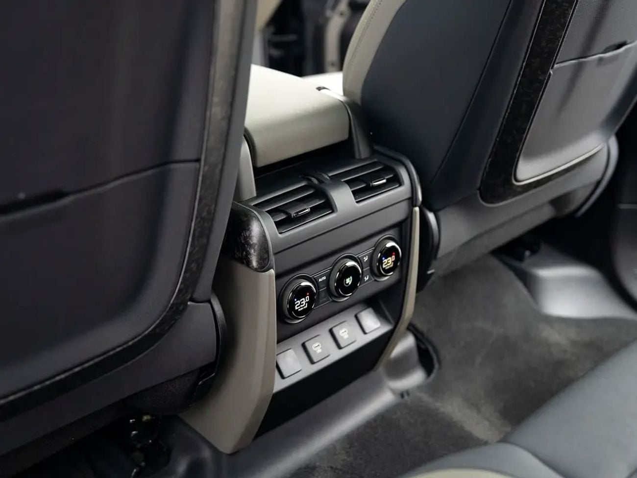 لاند روفر ديفندر 1 OF 1 URBAN AUTOMOTIVE OCTA | 4 YEAR WORLDWIDE WARRANTY | 700 BHP