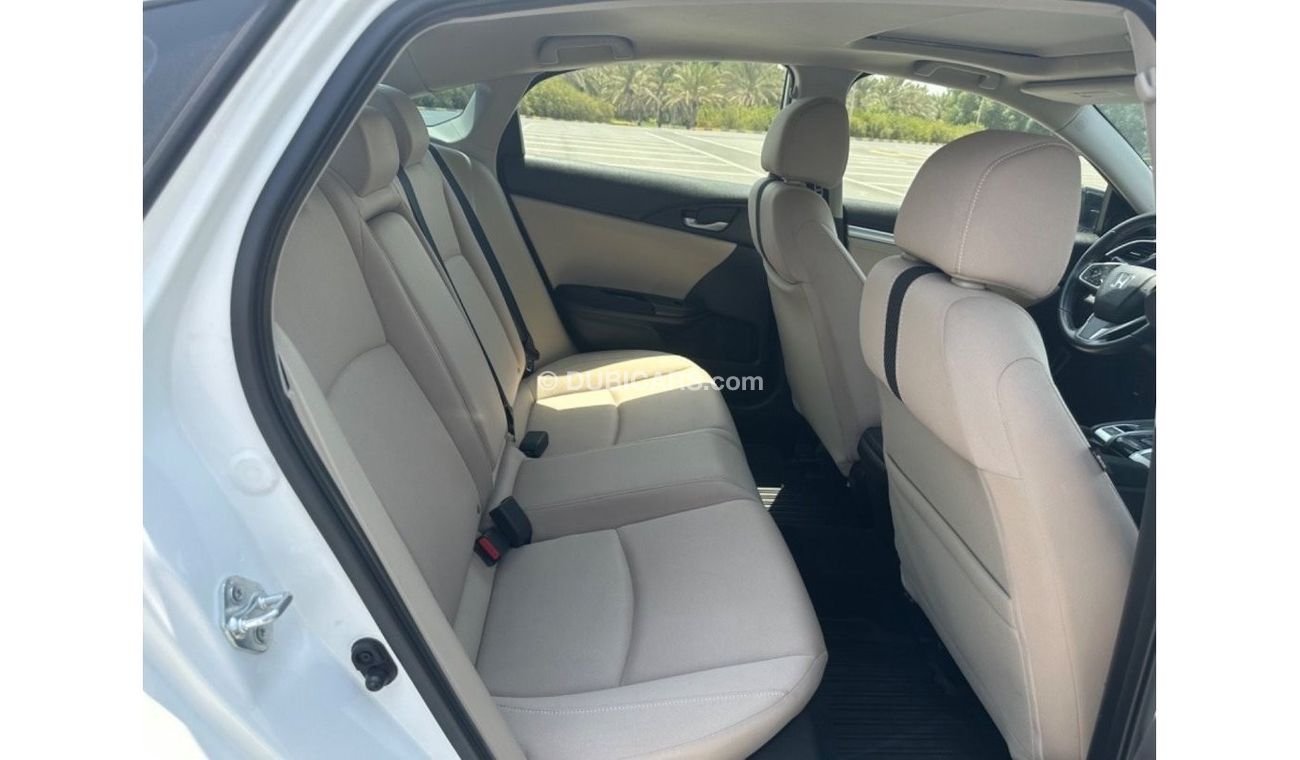 هوندا سيفيك LX سبورت موديل 2018 حاله ممتازه جدا من الداخل والخارج فل مواصفات فتحه سقف