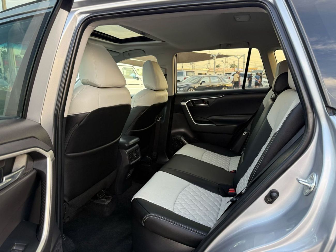 تويوتا راف ٤ VXR 2.5L TOYOTA RAV4 VXR HYBRID | 2.5L | FULL OPTION | UAE PASS