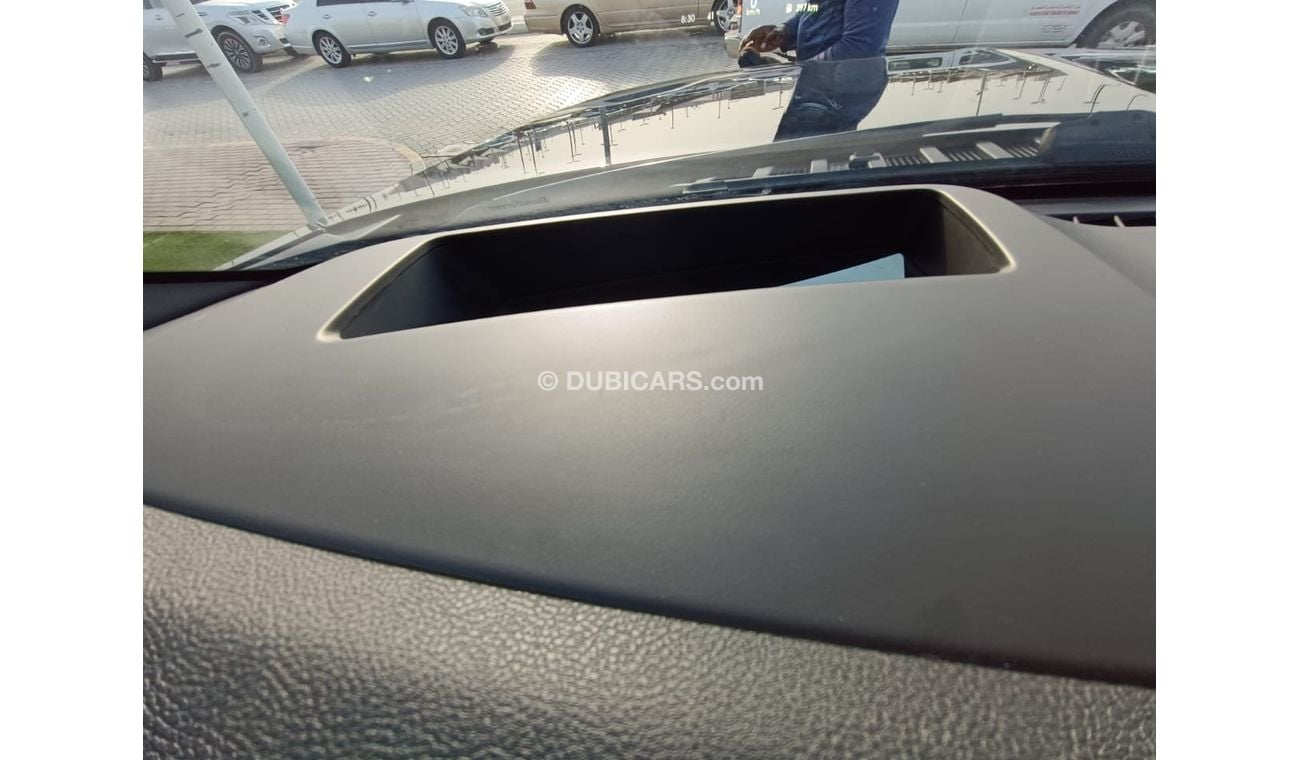 Lincoln Navigator Presidential Car in excellent condition. clean from the inside and outside!