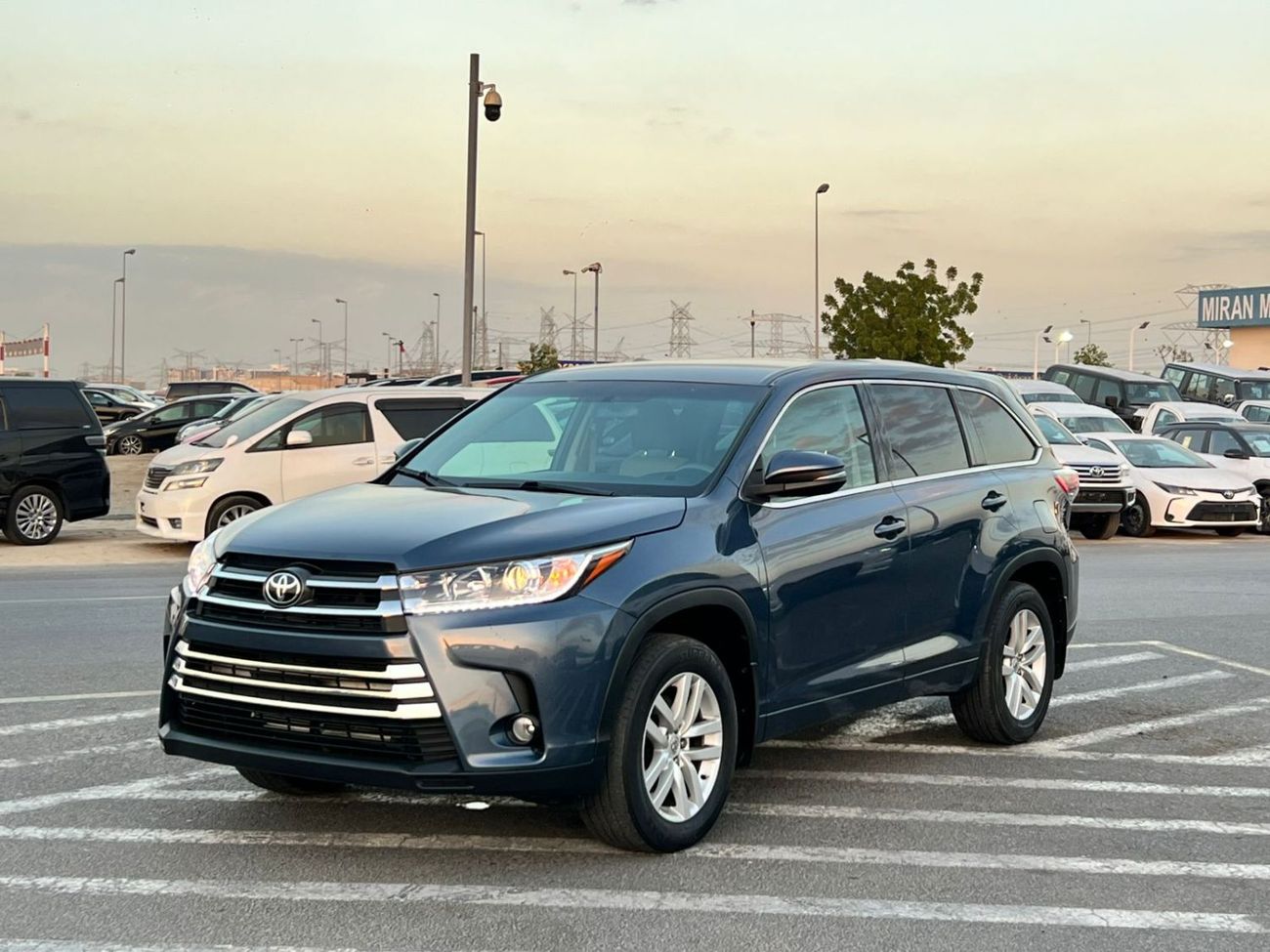 تويوتا هايلاندر 2015 Toyota Highlander MidOption - 3.5L V6 - 4x4 AWD Rear Camera - 7 Leather Seat- Auto Trunk
