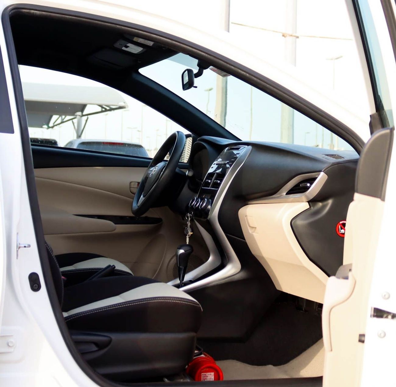 تويوتا يارس سيارة تويوتا ياريس SE (XP130) موديل 2019، هاتشباك بخمسة أبواب، محرك بنزين سعة 1.3 لتر، ناقل حركة أوت