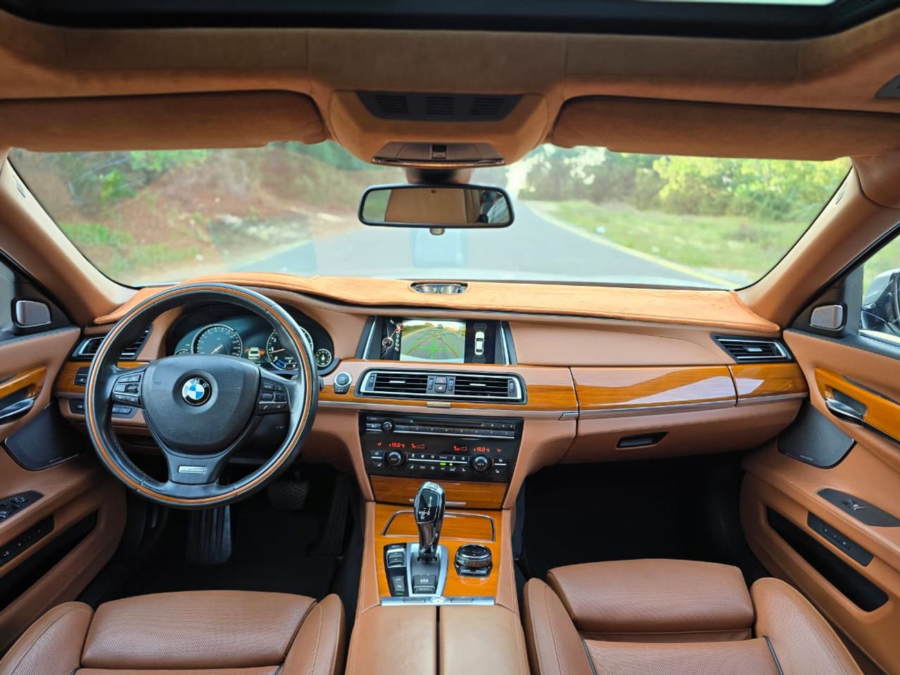 بي أم دبليو 750Li Luxury 4.4L (443 HP)