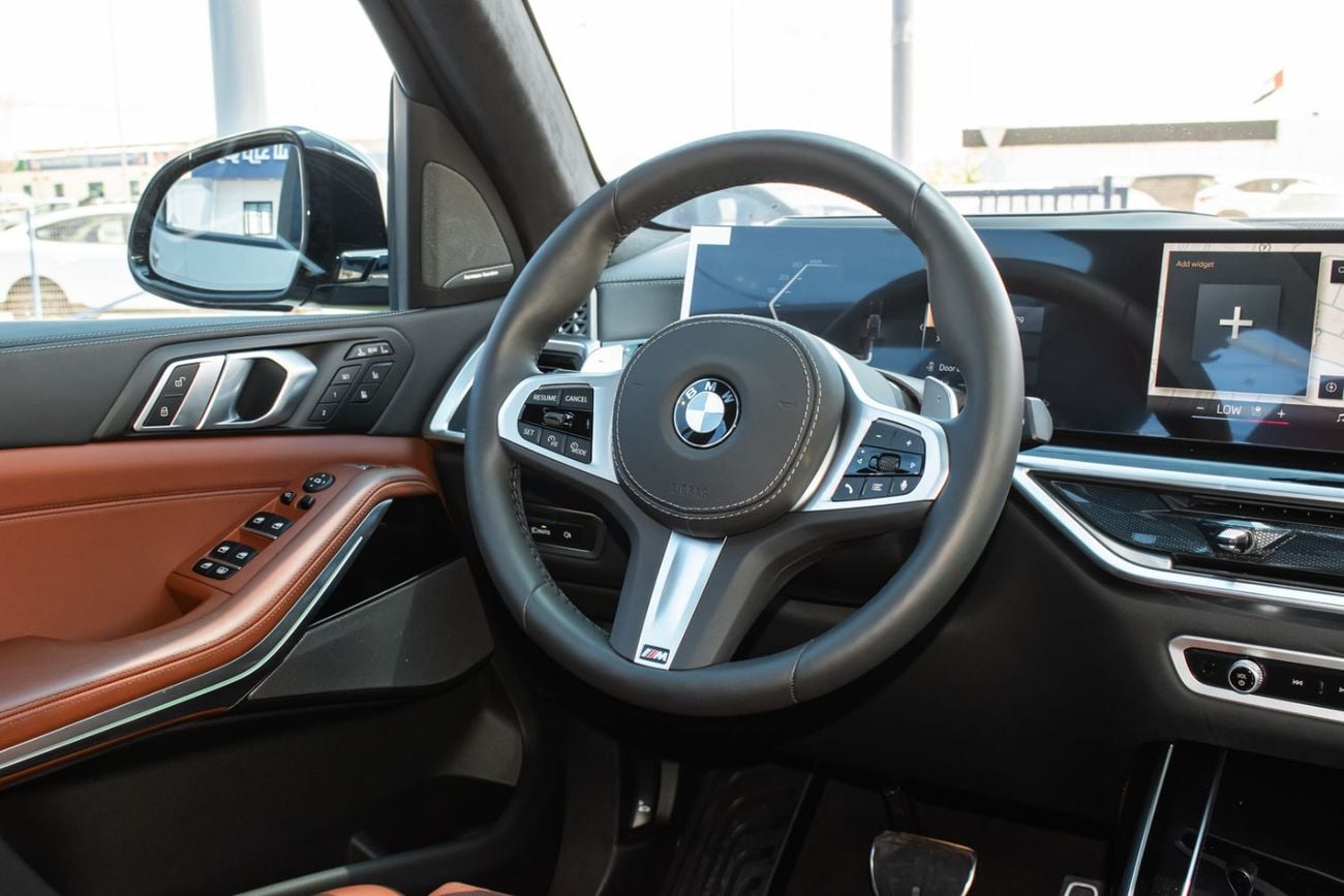 بي أم دبليو X7 The 2026 BMW X7 M40i xDrive is a full-size luxury performance SUV that blends V8 power, advanced tec