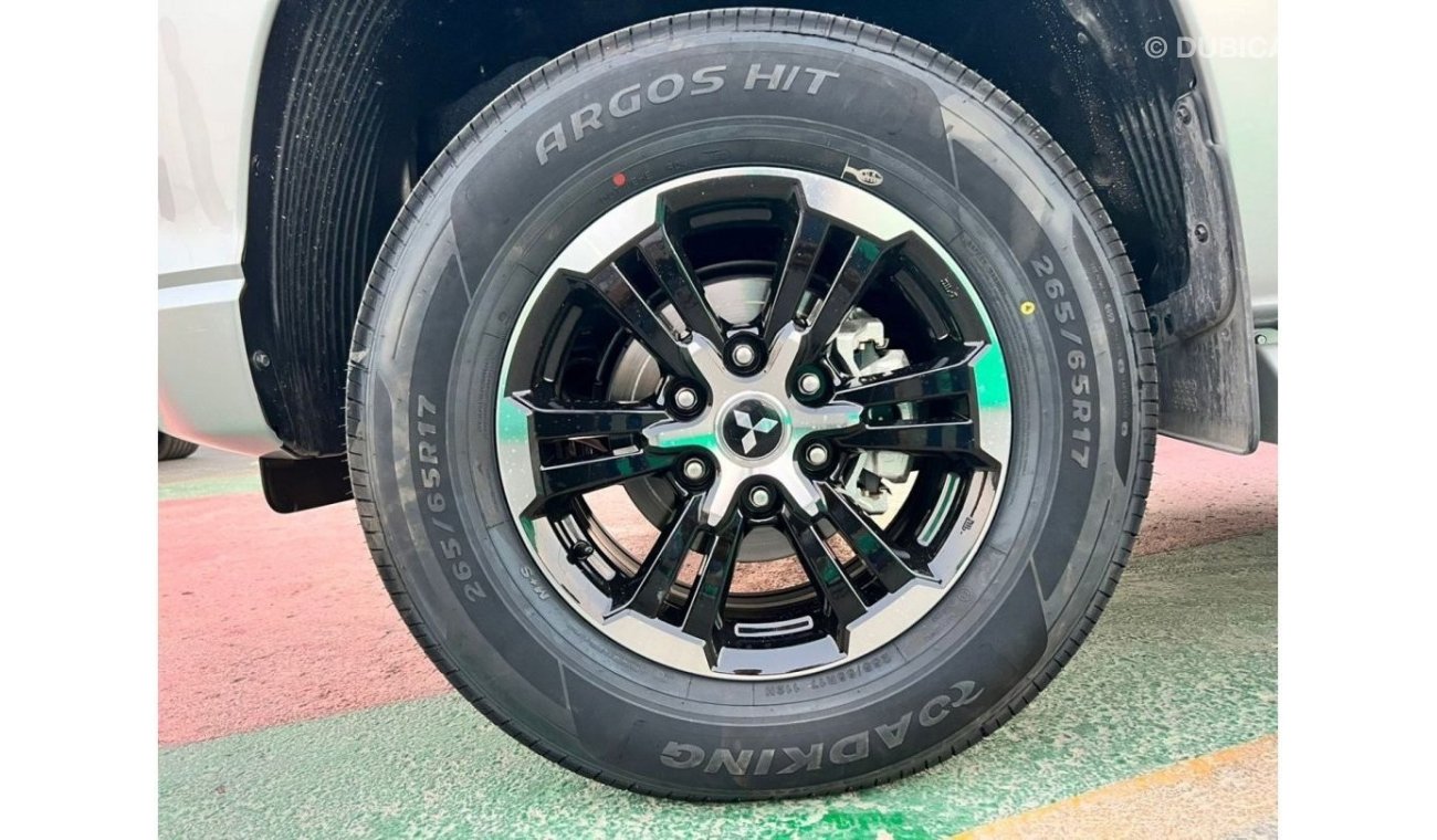 Mitsubishi L200 MITSUBISHI L200 Double Cab 22MY silver color AT 2.4L Diesel // Fog light,, Chrome packedg , black ra