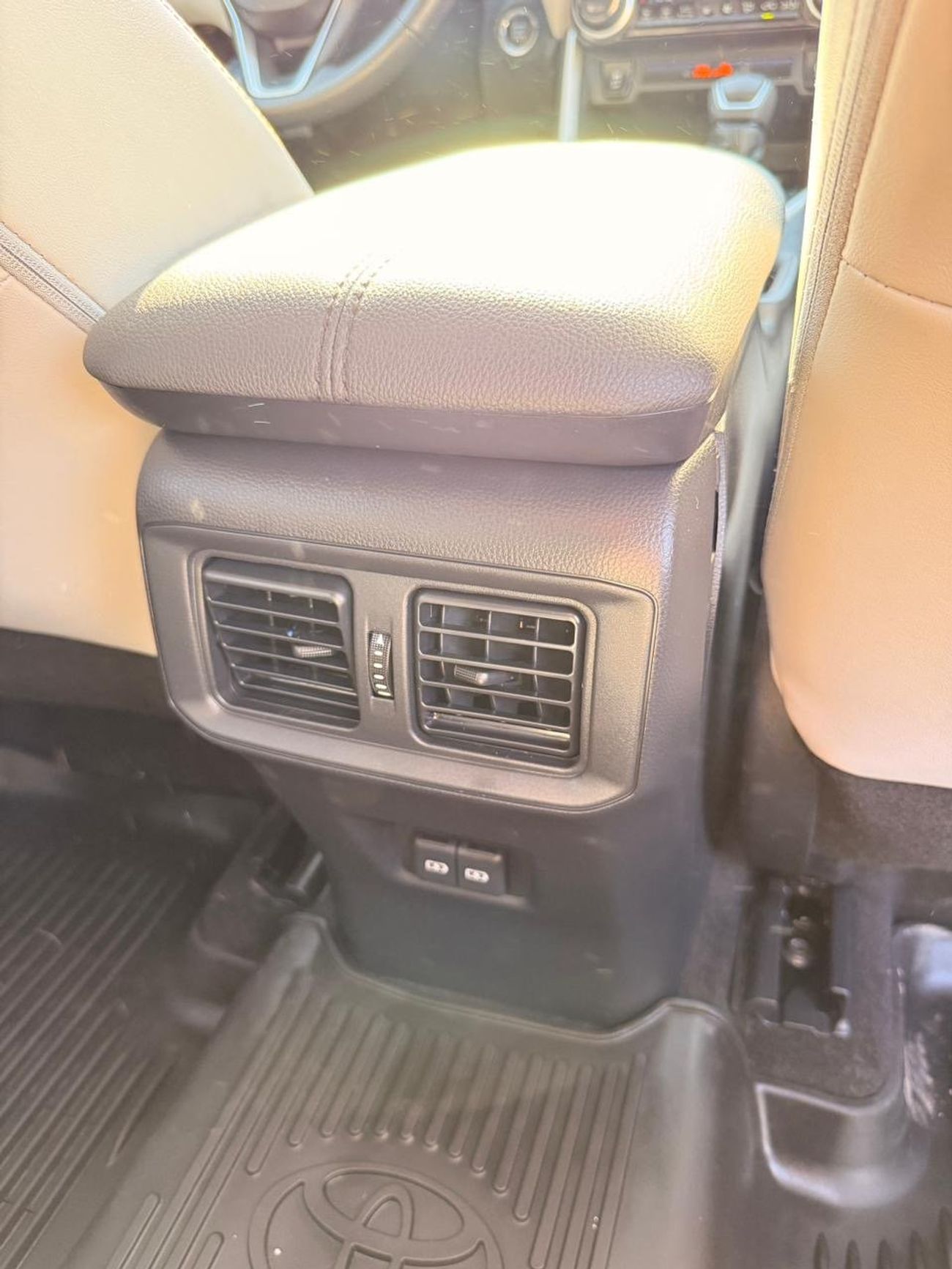 تويوتا راف ٤ XLE premium 2.5L | Sunroof | leather seats | push start full option