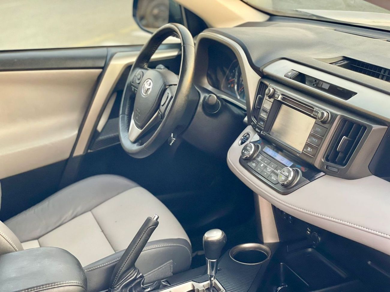 Toyota RAV4 2015 Toyota Rav4 Limited Edition 2.5L V4 - AWD 4x4 - Full Option BSM Radar & Trunk Auto - 139,000 Mi