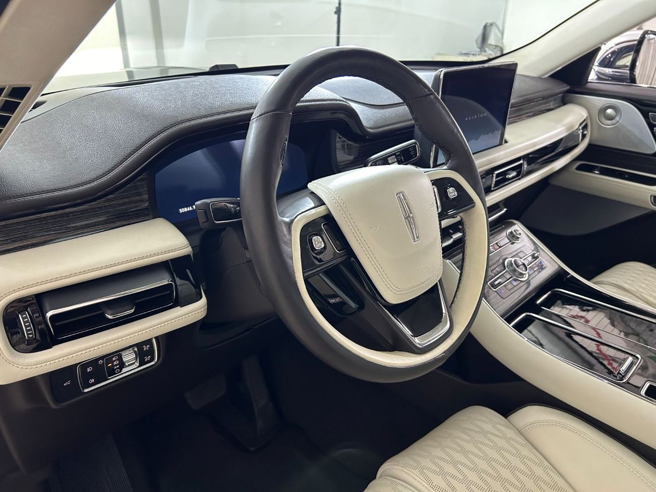 Lincoln Aviator PRESIDENTIAL 3.0L AVI920 / AL TAYER MOTORS/ AL QOUZ SHOWROOM