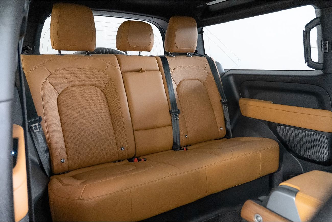 Land Rover Defender P300 90 SE 2.0L (6 Seater)