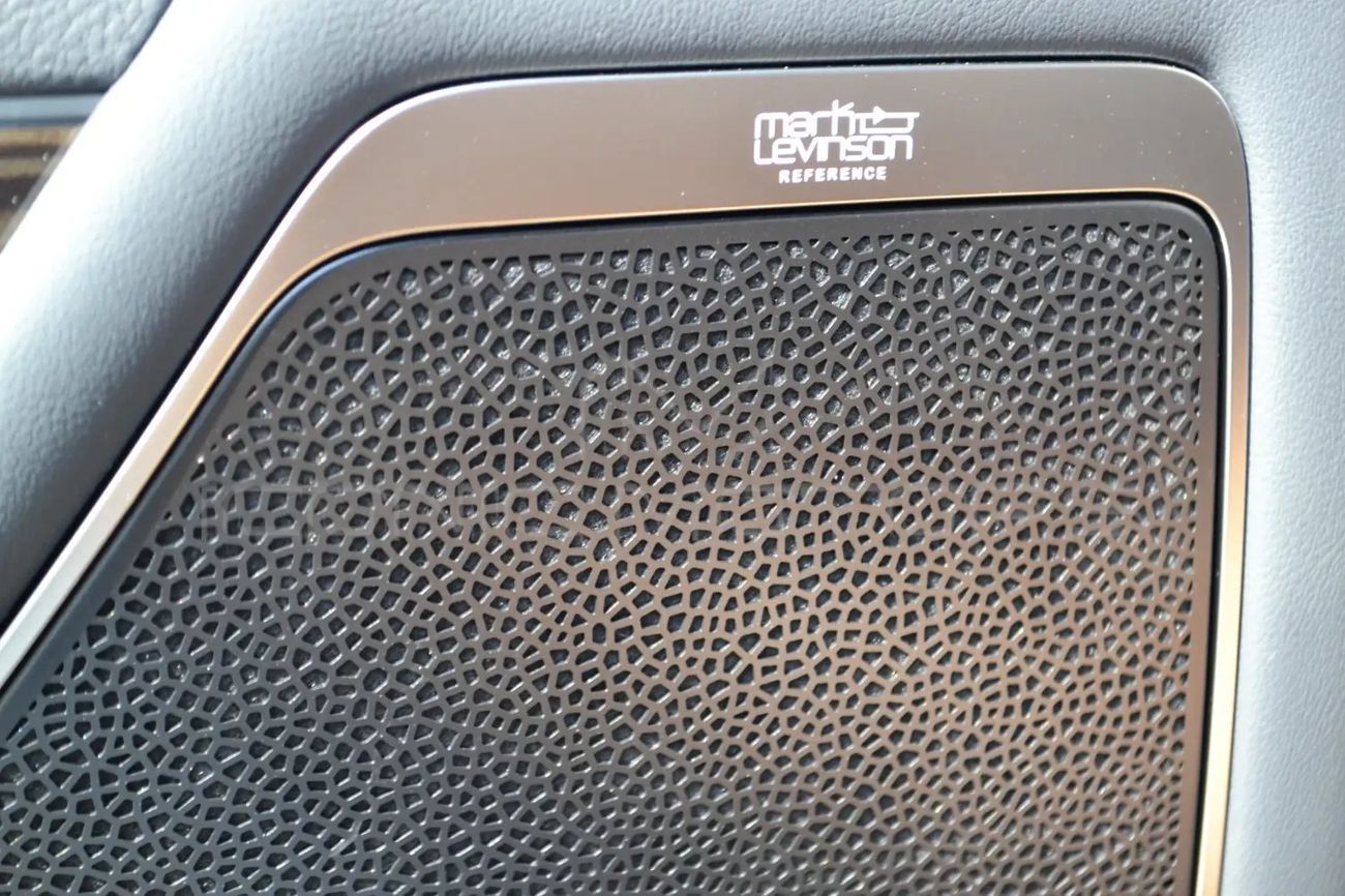 لكزس LX 700h Signature