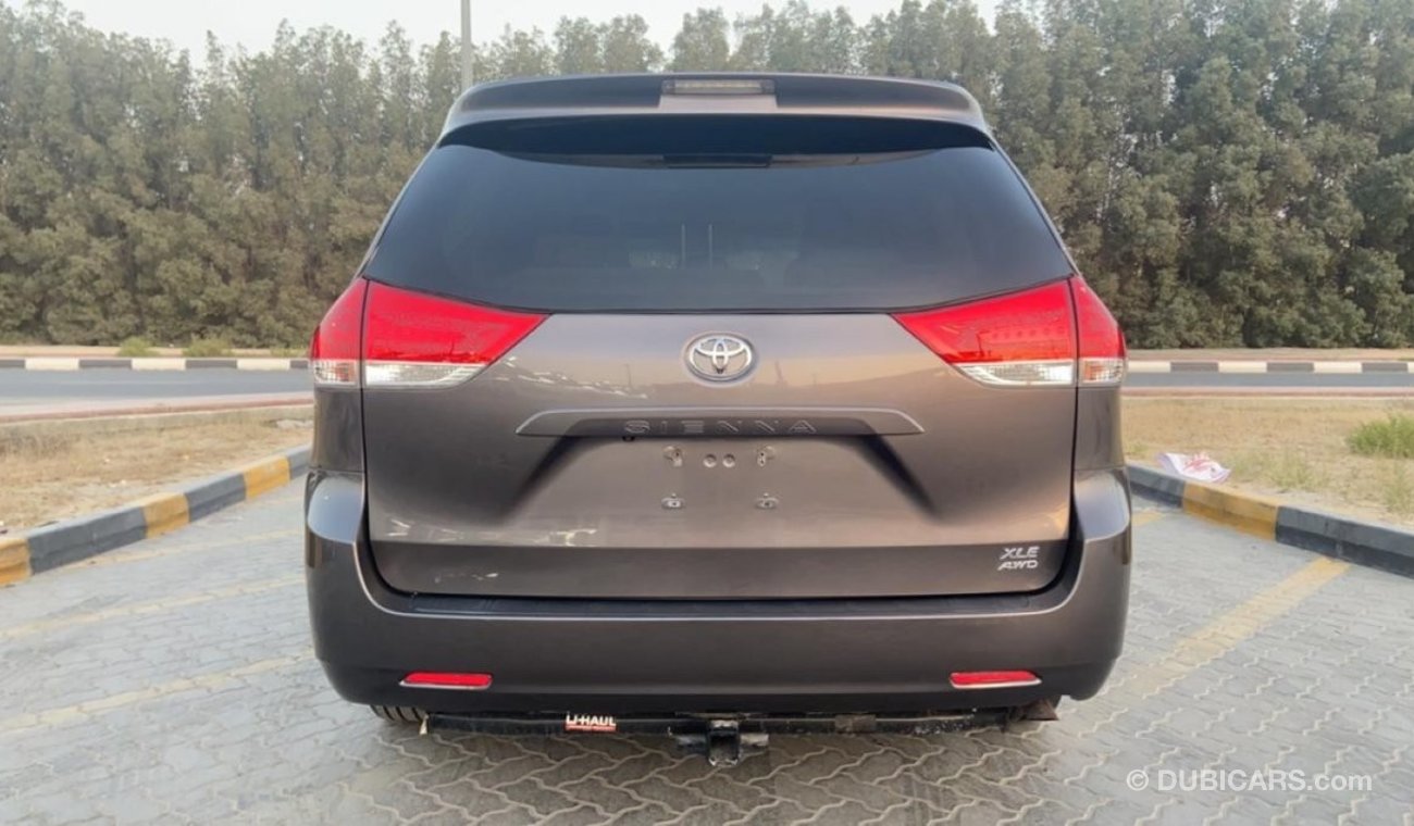 Toyota Sienna 2013 XLE (US) with sunroof ref# 155