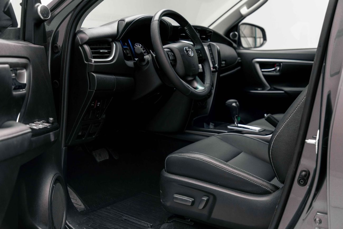 تويوتا فورتونر 4.0L Grey Metallic Inside Black | Export Only