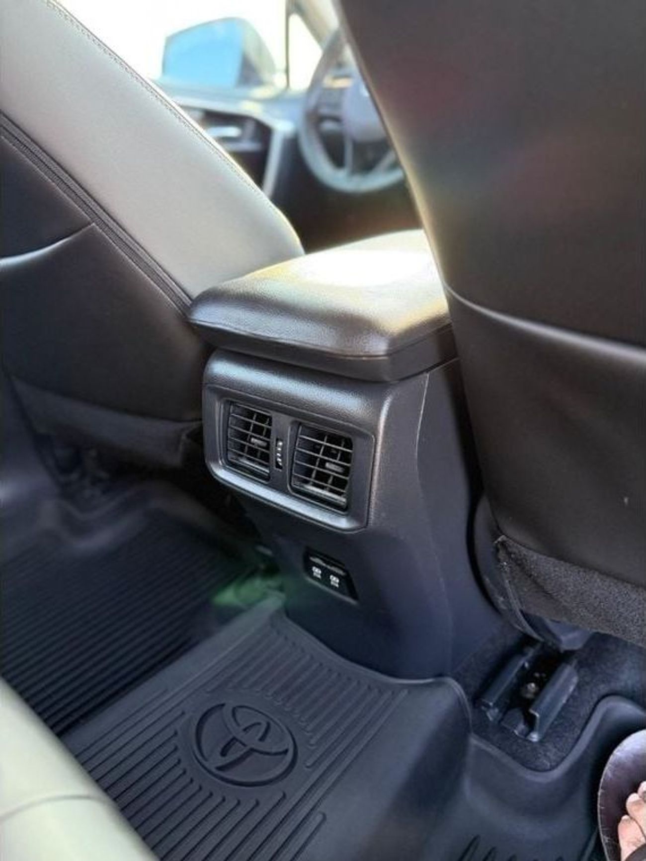 Toyota RAV4 TOYOTA RAV4 HYBRID XLE 2.5L