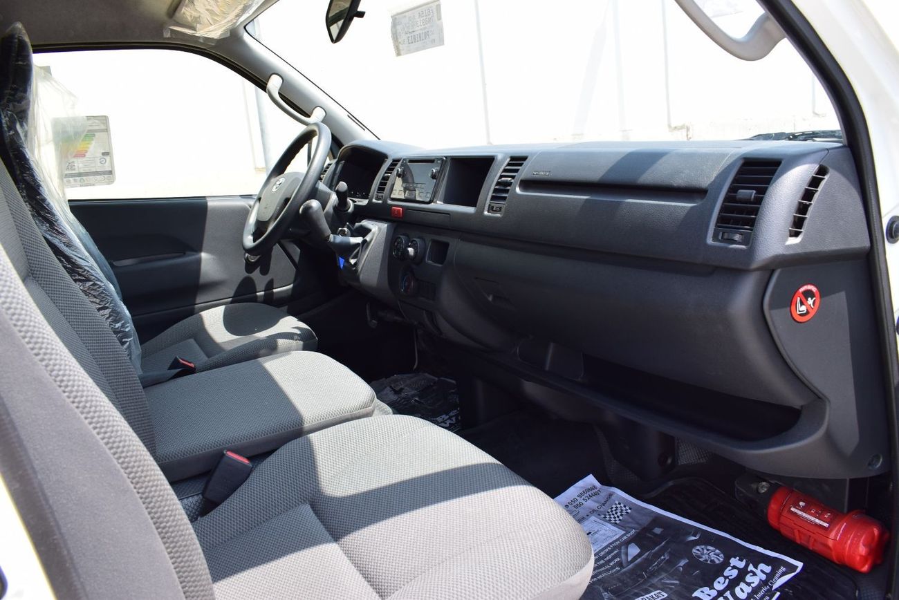 Toyota Hiace Toyota Hiace Highroof Van 2.7L , model:2023. Only done 6000 km