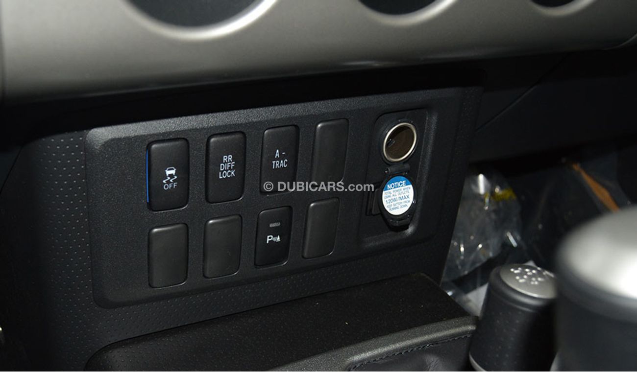 Toyota FJ Cruiser 4.0 V6 WITH JBL SOUND SYSTEM