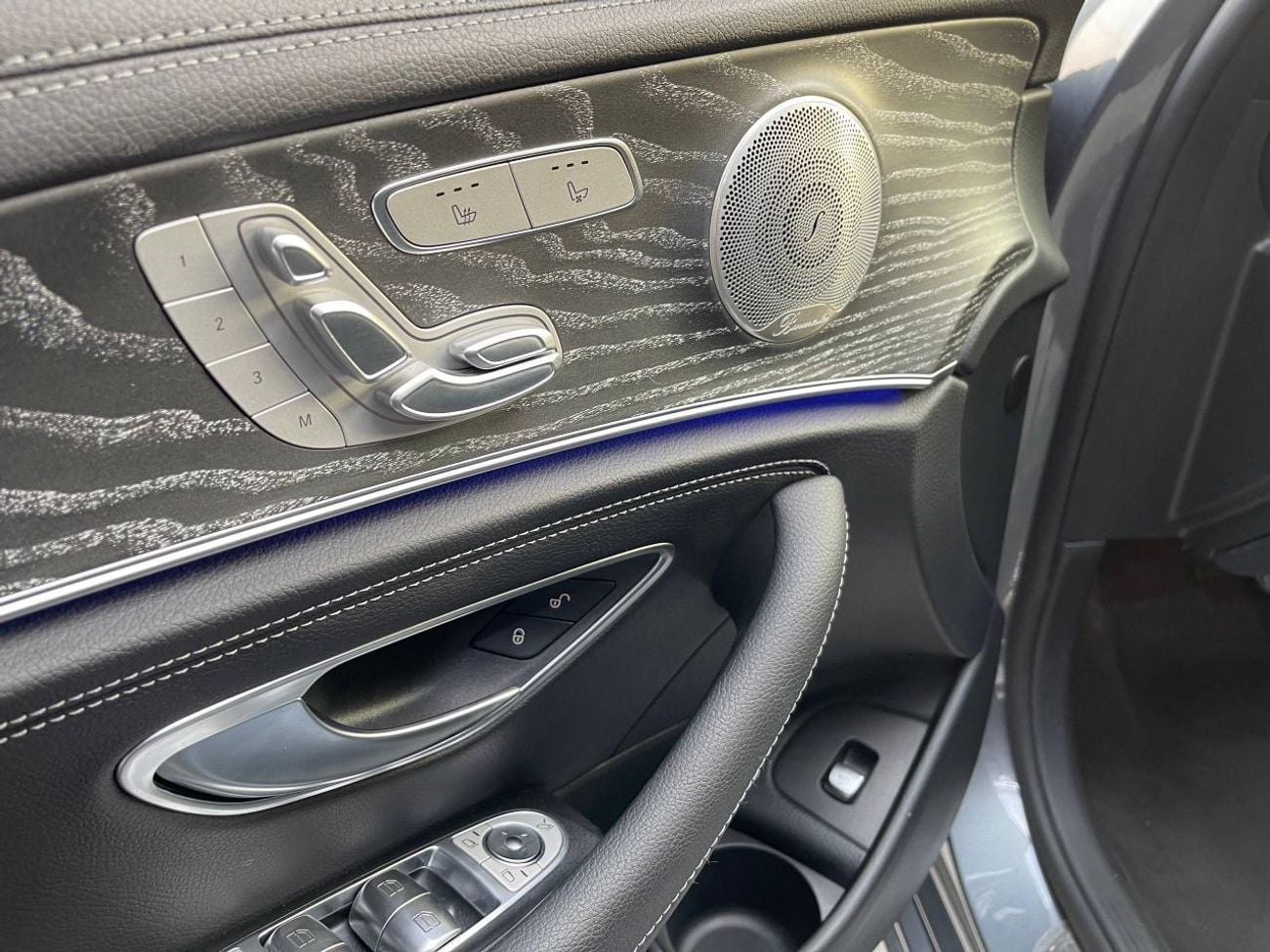 مرسيدس بنز E 350 عداد كيلومترات منخفض / كاميرا 360 درجة / رادار / شاشة عرض كاملة للوحة القيادة / نظام كشف النقطة العم