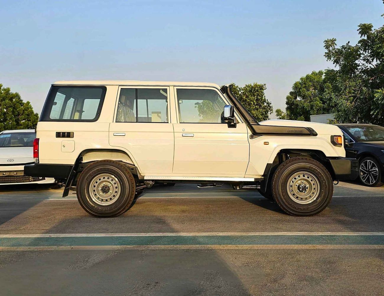 Toyota Land Cruiser 70 LC76 | M/T | 2.8L V4 DIESEL | DVD+CAMERA | SNORKEL | PWR WINDOWS & LOCKS (CODE # DSL-E)