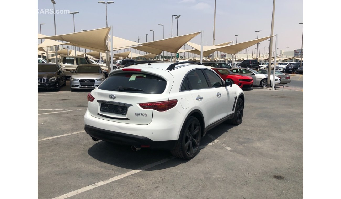 Infiniti QX70 Infinity QX70S model 2015 GCC car prefect condition full option low mileage sun roof leather seats b