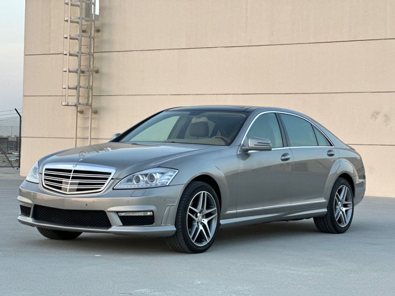 Mercedes-Benz S 350 GCC MODEL 2009 car perfect condition inside and outside full  option sun roof leather seats  screen 