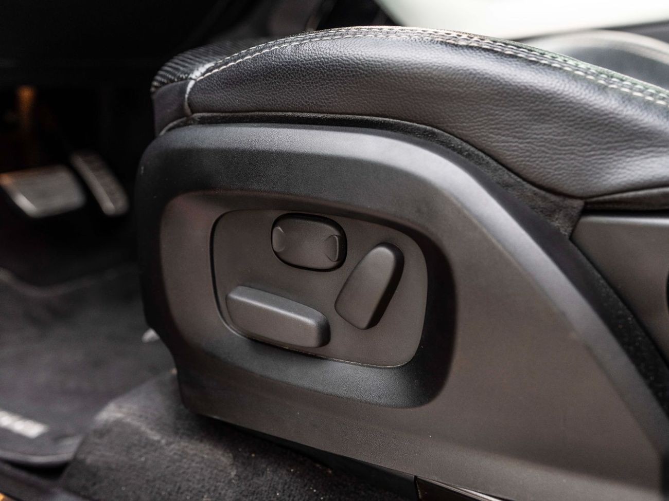 لاند روفر رانج روفر إيفوك Dynamic Plus 2.0L (5 Door)