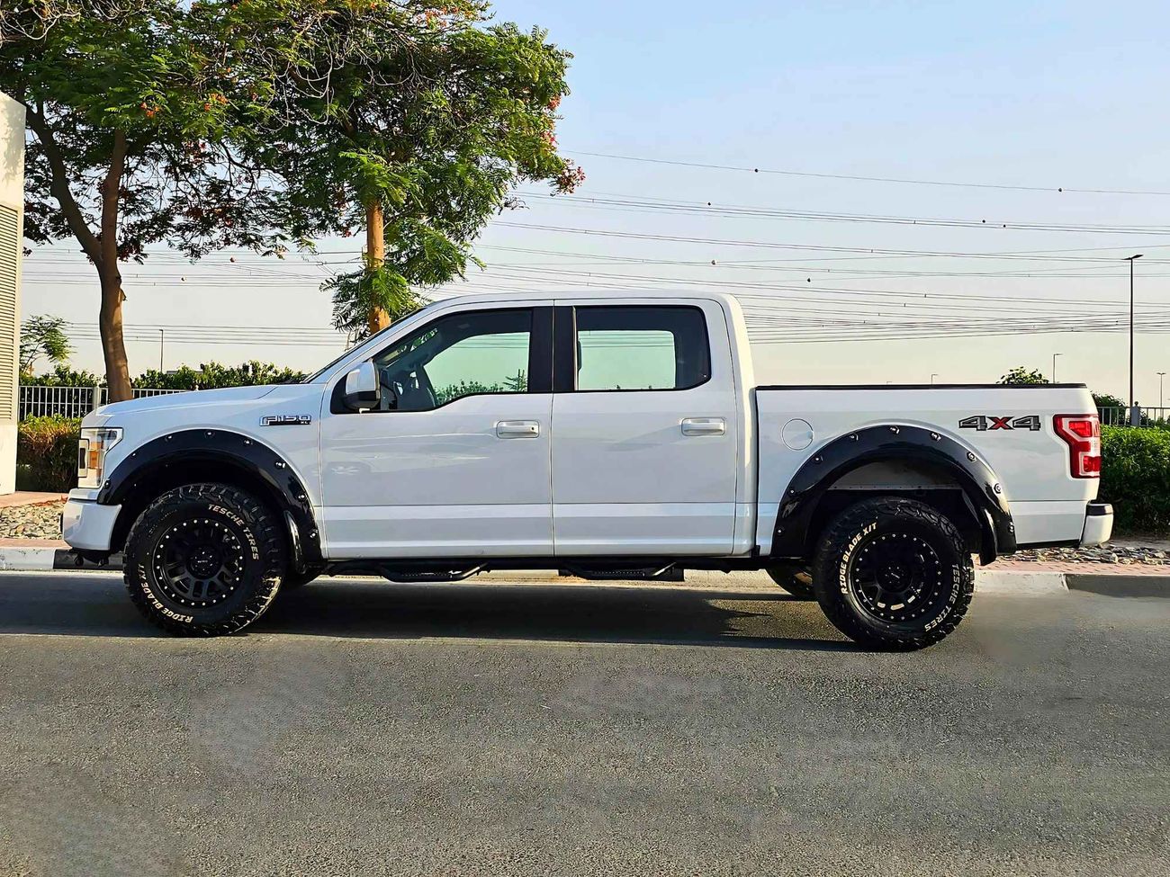 فورد F 150 XL/ GCC 4WD V8 5.0/ LOW MILEAGE/ METHOD RIMS/ NEW TYRES/ ROLL BAR/ LEATHER/ DVD CAMERA/ LOT#19551