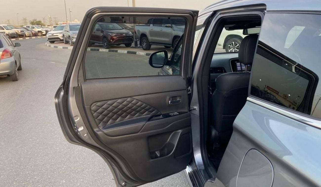 ميتسوبيشي آوتلاندر PHEV 2.4 Liter Right Hand Drive Automatic Sunroof Leather seats