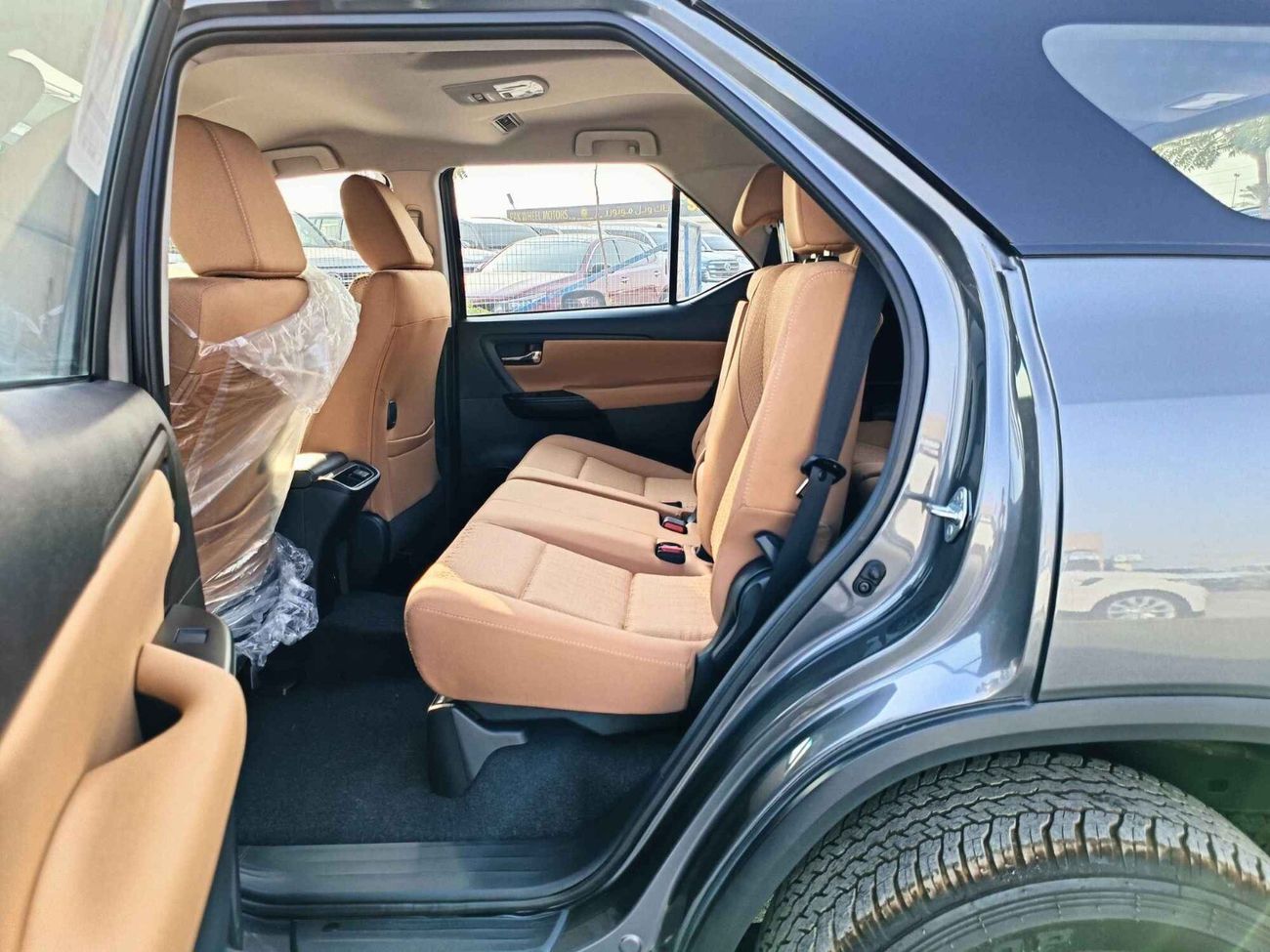 Toyota Fortuner DIESEL ,2.4L V4 / SC 8 AUDIO DISPLAY / MANUAL A.C / "17" STEEL WHEELS / 4X4 (CODE # FD24B)