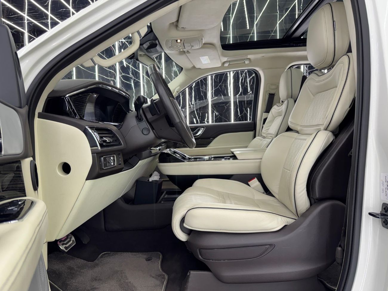 Lincoln Navigator Presidential 3.5L 2023 Lincoln Navigator, 2028 Lincoln Warranty + Service Pack, 7 Seater, GCC