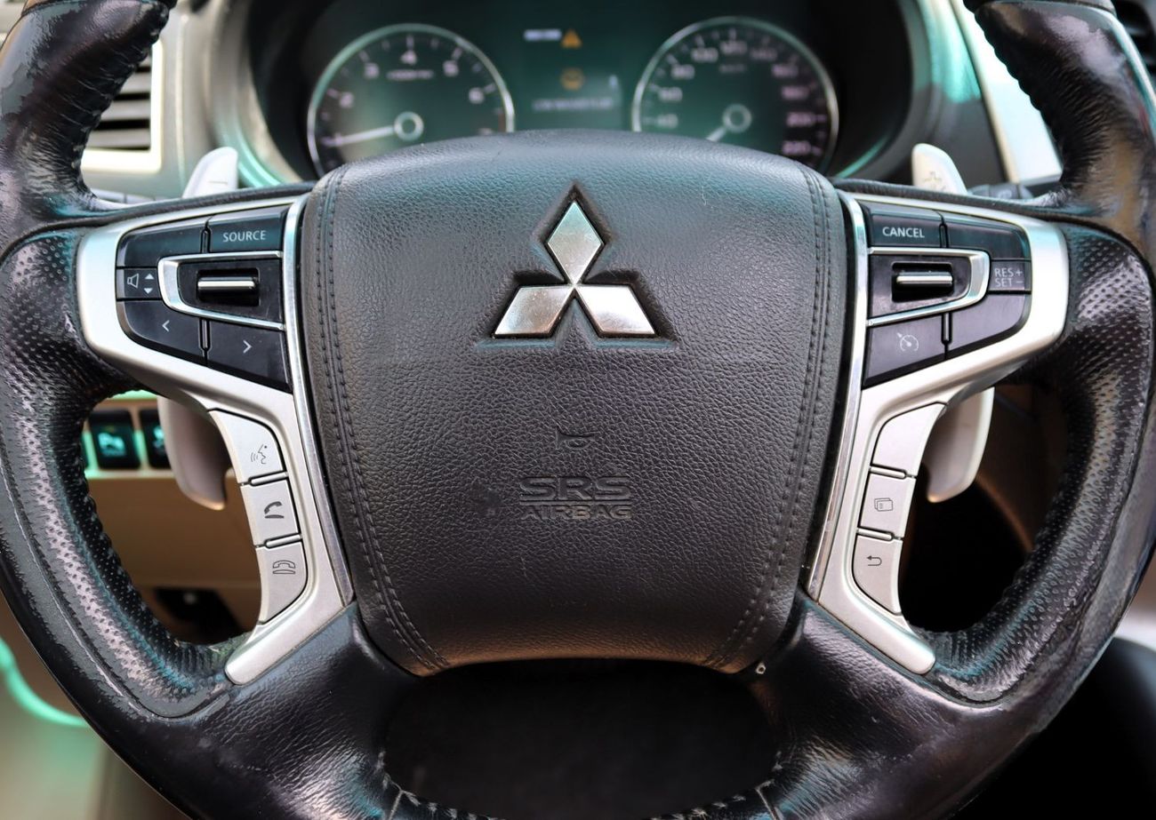 Mitsubishi Montero GLS Top ACCIDENTS FREE - GCC - ORIGINAL PAINT - PERFECT CONDITION INSIDE OUT