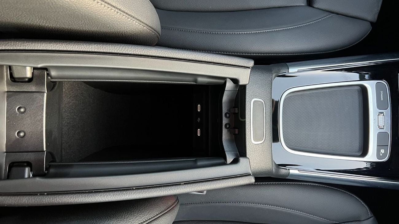 مرسيدس بنز GLA 200 Mercedes-Benz GLA 200 1.3L Petrol