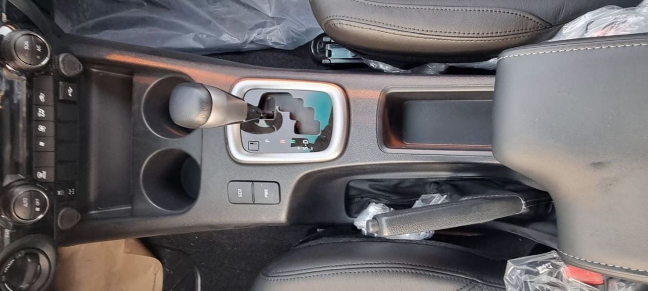 تويوتا هيلوكس SGLX TOYOTA HILUX 2.4L DIESEL 4X4 A/T LEATHER SEATS MY 2025