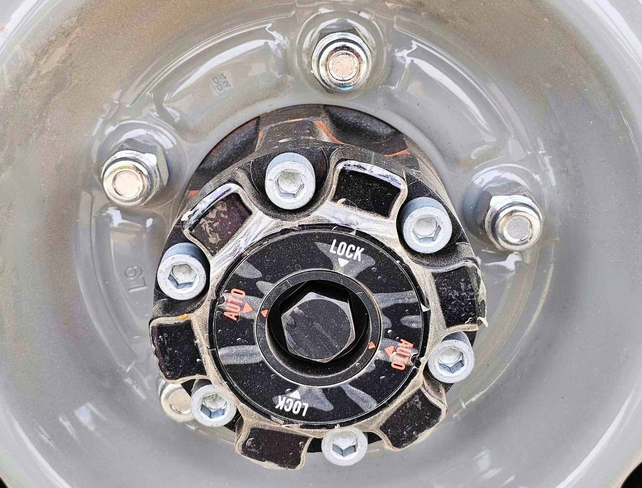 تويوتا لاند كروزر 70 M/T | 4.0L V6 PETROL | 3 DOOR | PWR WINDOWS | FREE WHEEL HUB | 4WD (CODE # 68011)