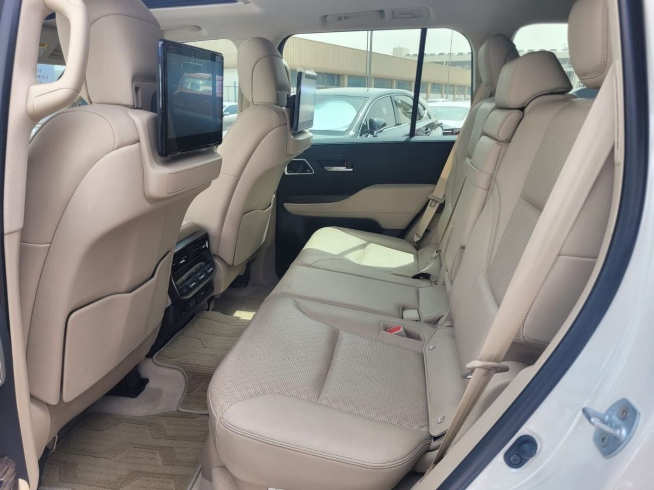 Toyota Land Cruiser VXR 4.0L TOYOTA LANDCRUISER VXR 4.0 4 YEARS WARRANTY FROM ALFUTTAIM