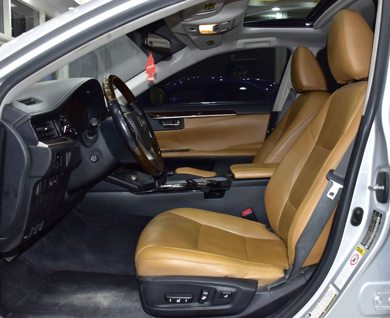 لكزس ES 350 PLATINUM EXCELLENT DEAL for our Lexus ES350 ( 2015 Model ) in Silver Color American Specs