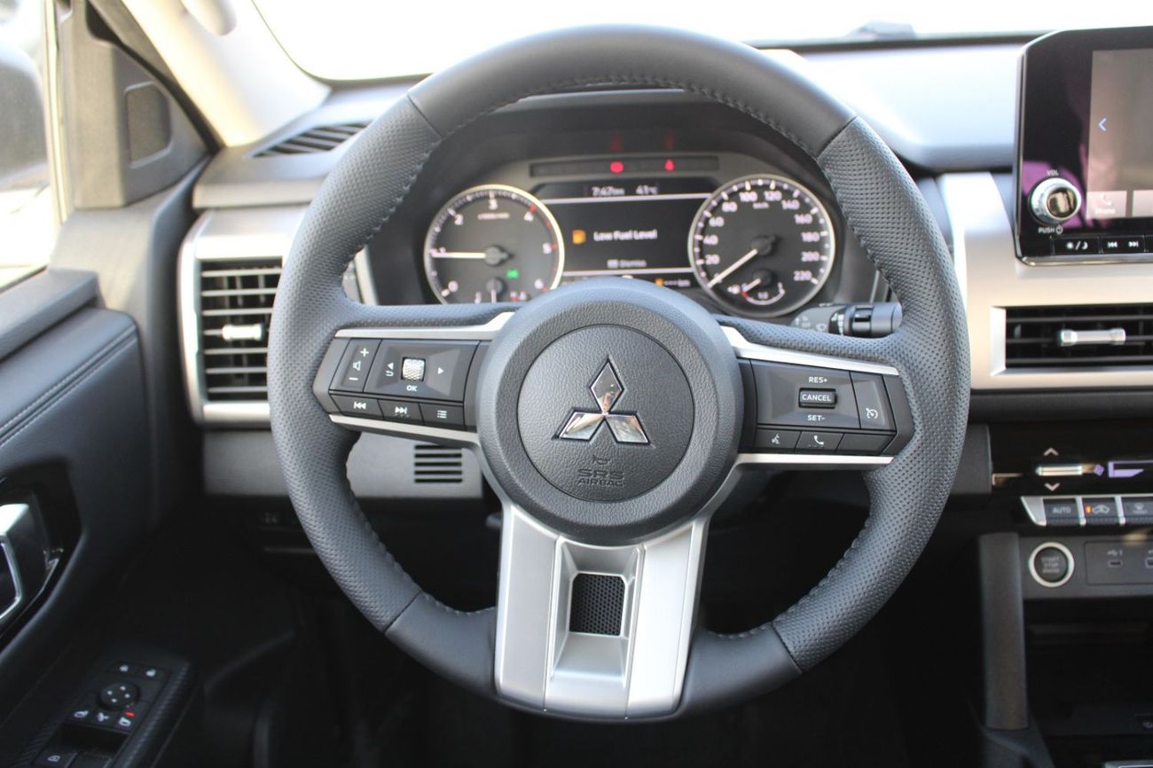 Mitsubishi L200 MITSUBISHI L200 2.4L DIESEL DOUBLE CABIN 4 X 4 SPORTERO AUTO