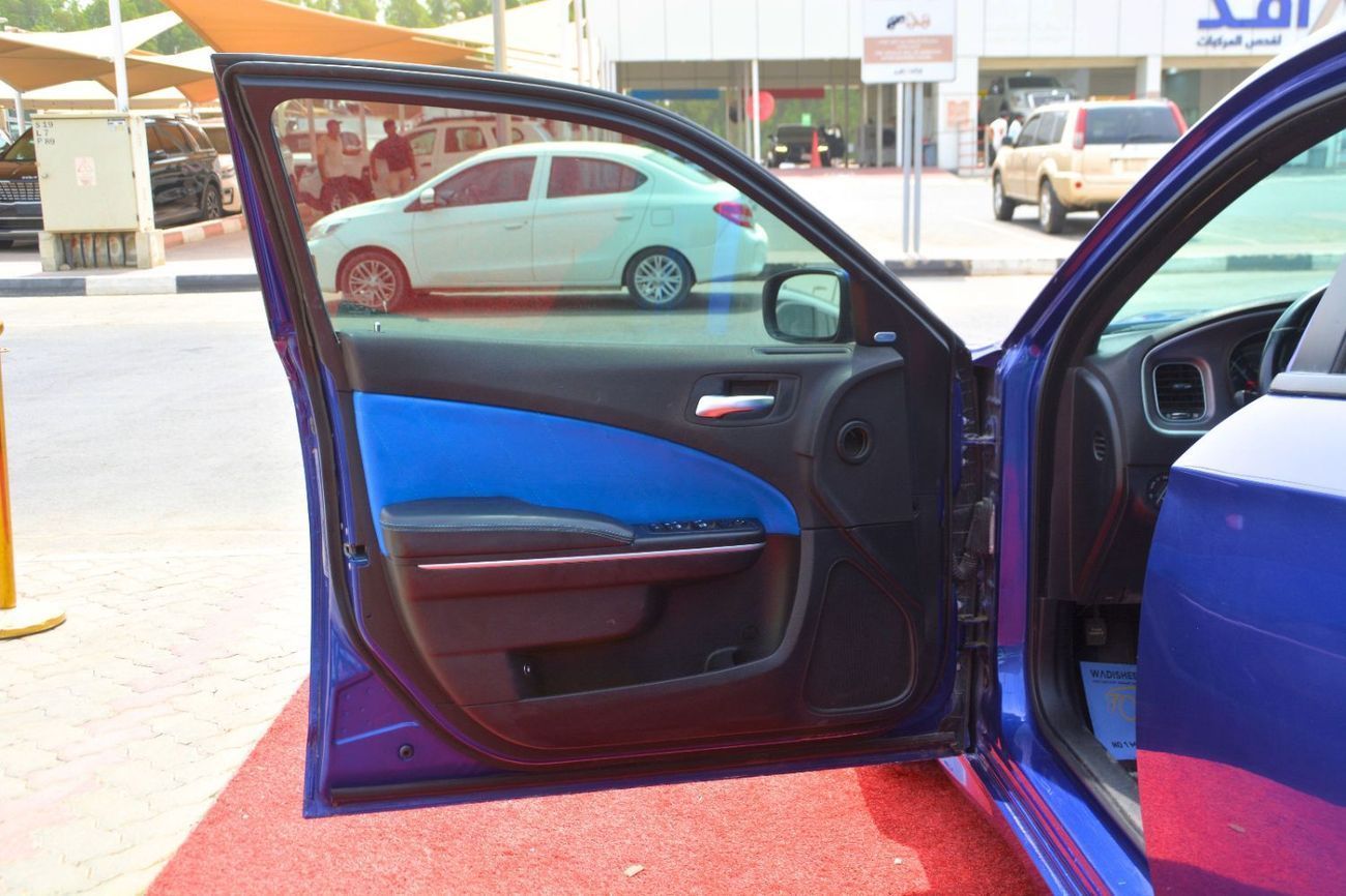 Dodge Charger GT 3.6L CHARGER WITH PADEL SHIFTERS AND BIG SCREEN