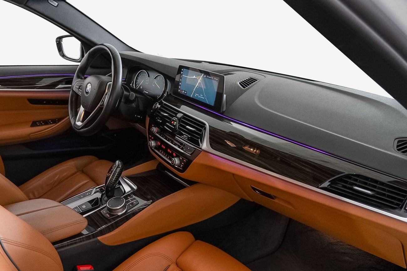 بي أم دبليو 530i Luxury 2.0L