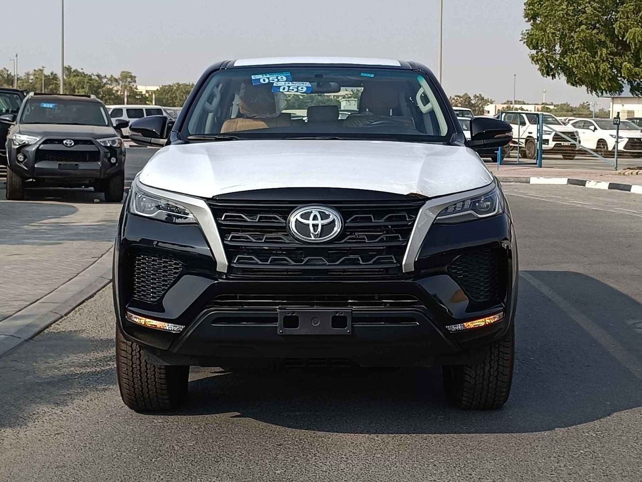 Toyota Fortuner DIESEL, 2.4L V4 /  ALLOY RIMS / PARKING SENSOR / 4WD (CODE # FD24B)