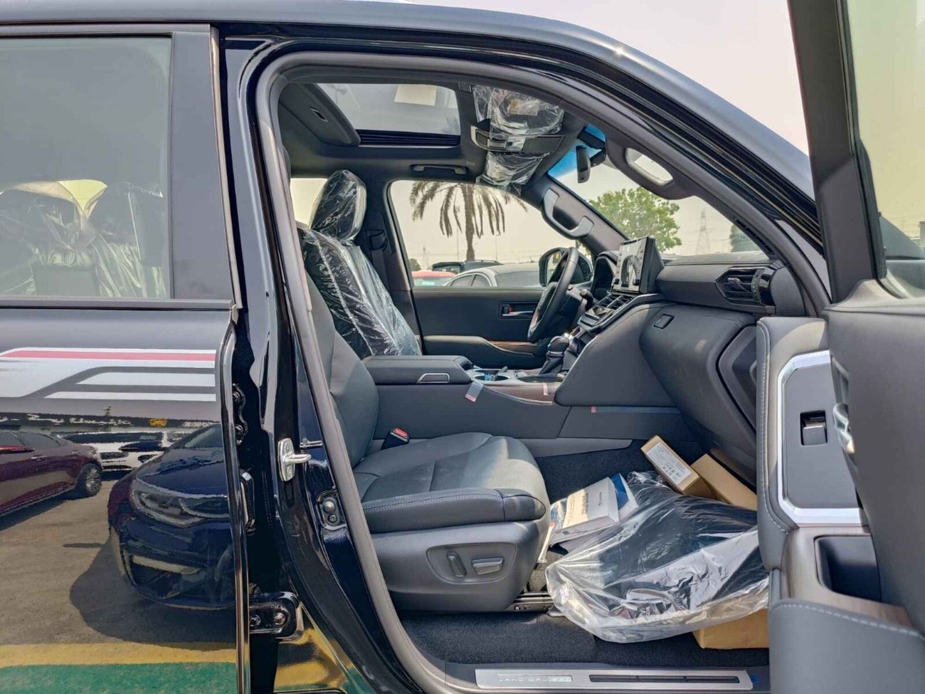 Toyota Land Cruiser GXR, 4.0L V6 PETROL, DRIVER POWER SEAT, SUNROOF, 4WD, FULL OPTION (CODE # 67881)