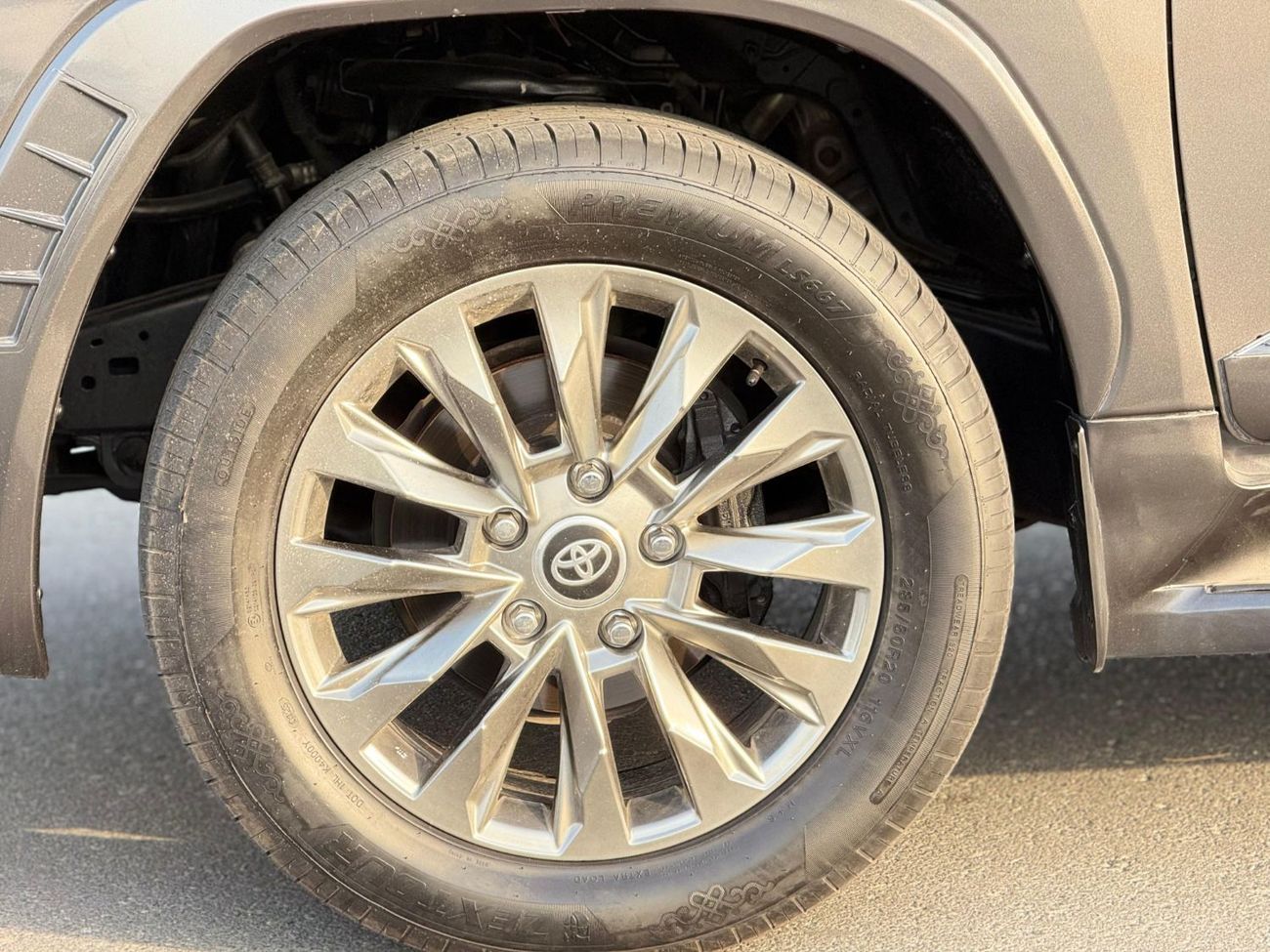 Toyota Land Cruiser Toyota Landcruiser Lc200,2015 grey colour and biegie interior ,Gcc specs LHD petrol engine..8seaters