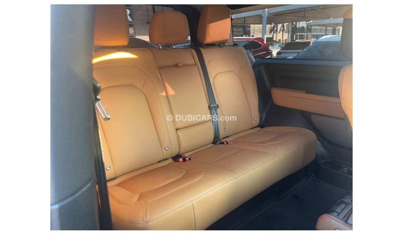 Land Rover Defender SE P300