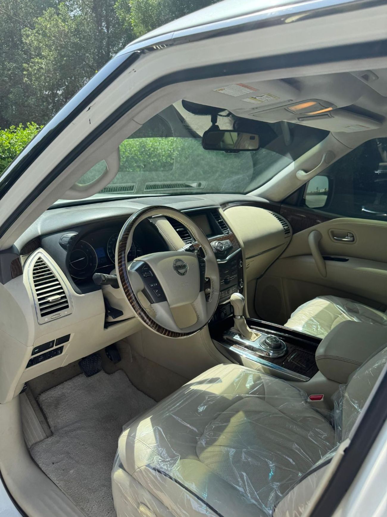 نيسان باترول Nissan patrol 2010 V8 big engine Gcc Full options