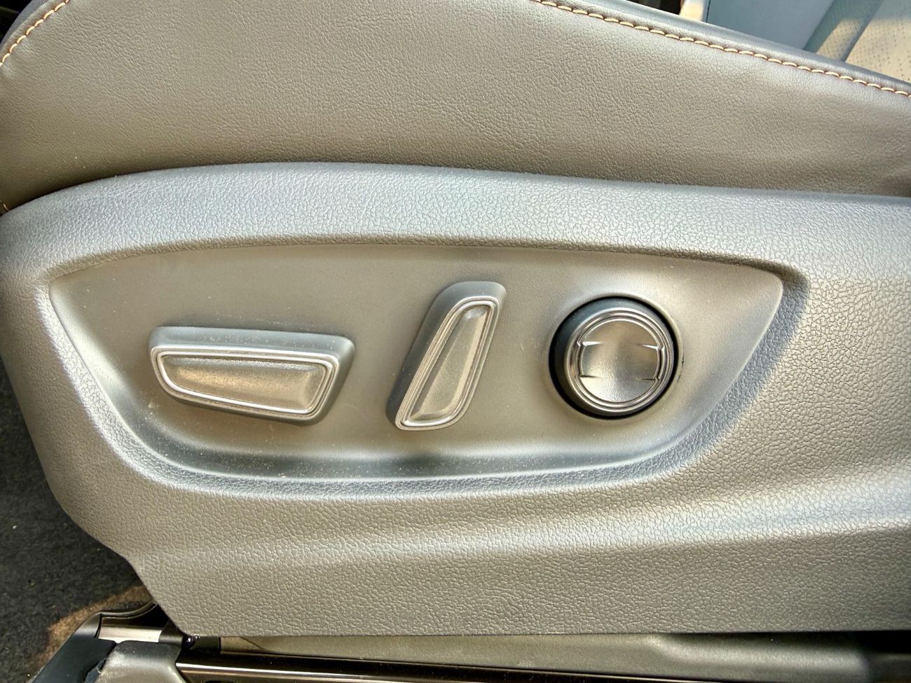 تويوتا كورولا كروس Toyota corolla cross 2.0 whitte 2025 new face